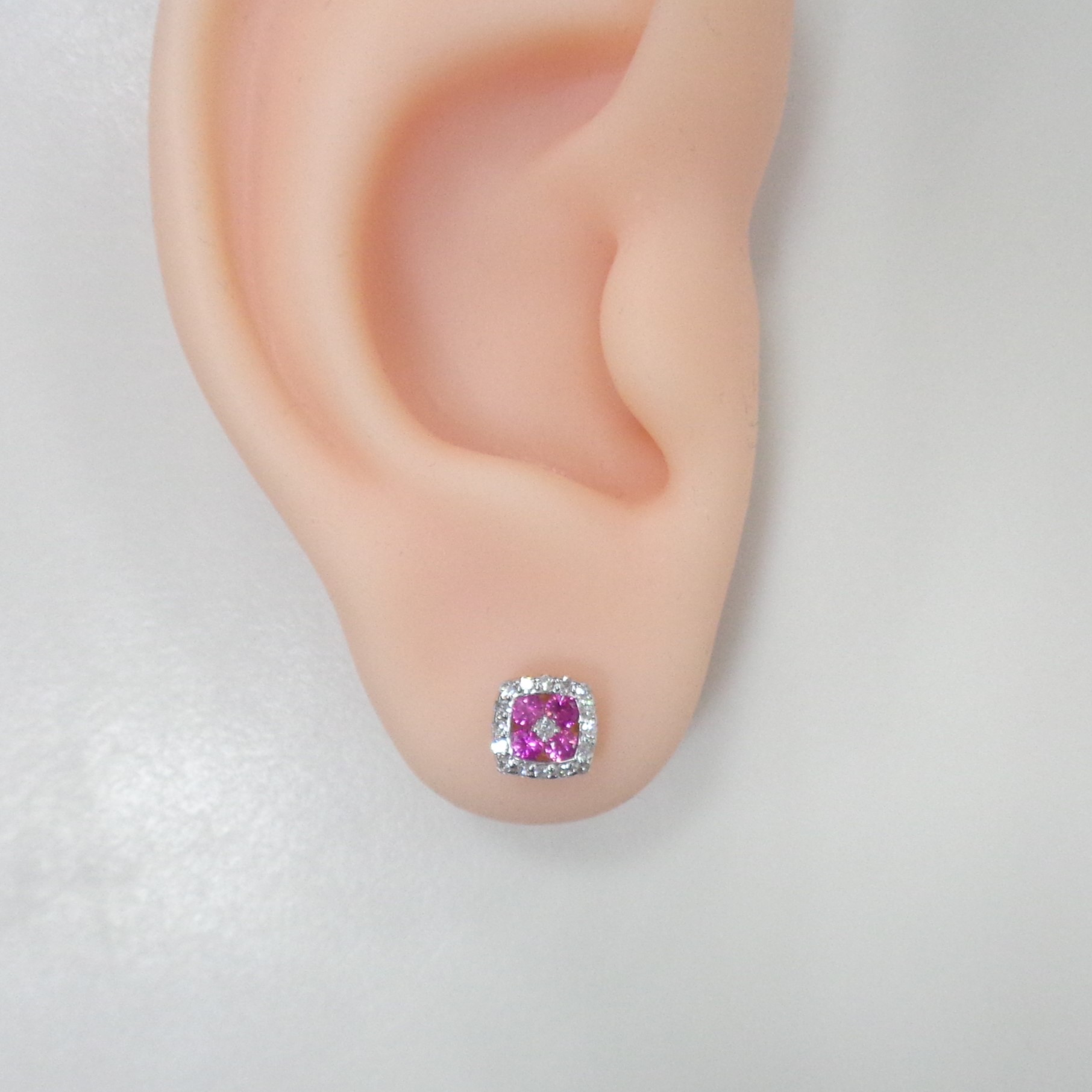 Золотые серьги-пусеты 585 пробы; родий; вставки 8 Рубин 0,338 2/2А; 2 Бр.Кр-17 0,016 2/2А; 32 Бр.Кр-